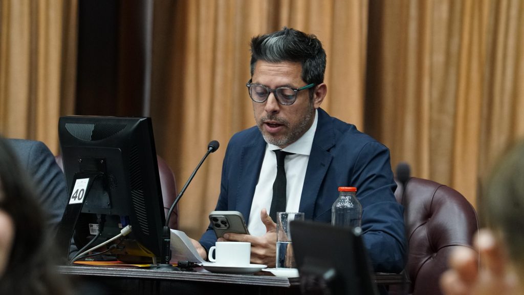 Nicolás Gonzales Ferro haciendo alusión sobre el proyecto de Ley que declara Patrimonio Cultural Inmaterial de la provincia a la emblemática cueca “Calle Angosta”.